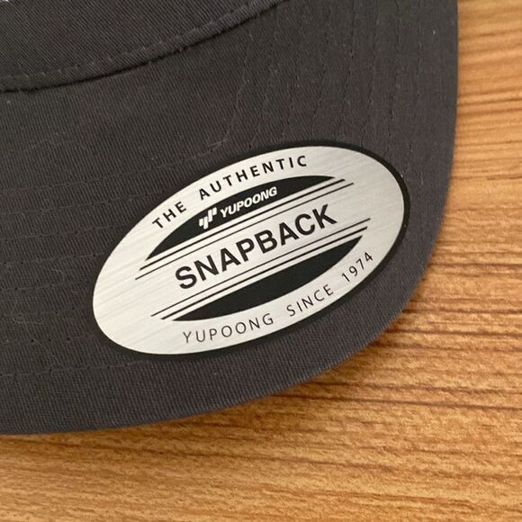 The Classics by Yupoong Men’s Adjustable Snapback Trucker Hat NWOT - Picture 2 of 6